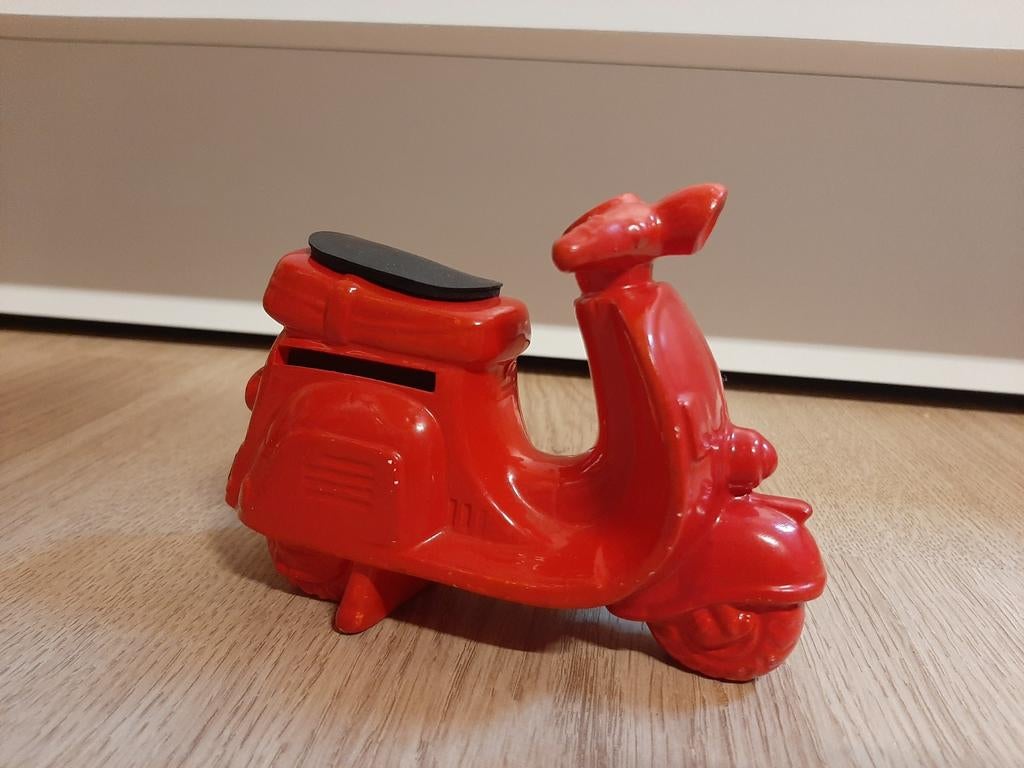 Rode scooter spaarpot, Verzamelen, Spaarpotten, Steen, Aardewerk of Keramiek, Ophalen of Verzenden