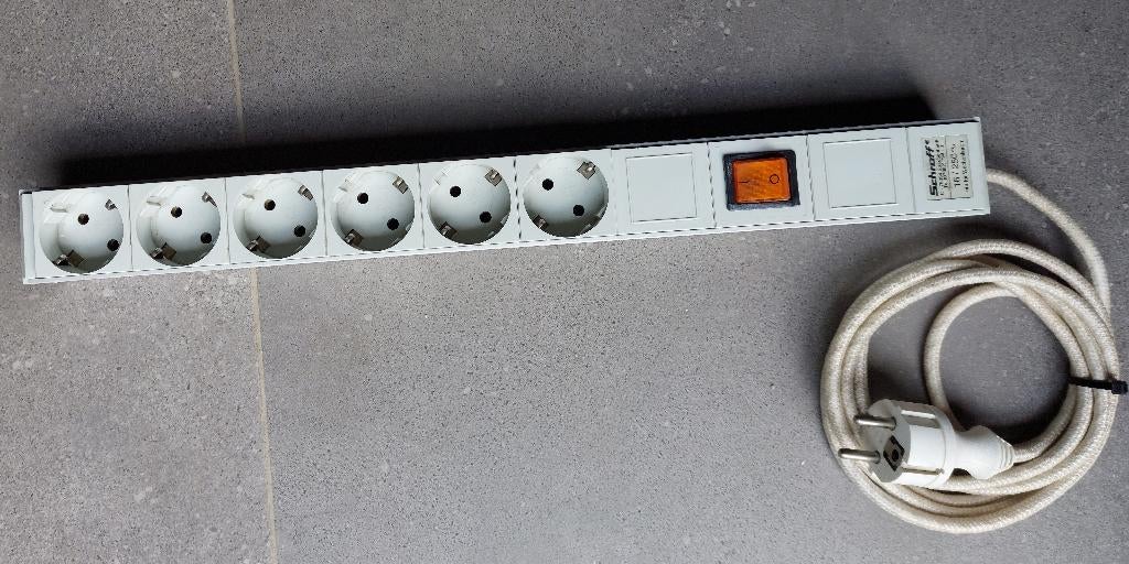 Stekkerdoos 6-voudig geaard met aan/uit schakelaar, Ophalen of Verzenden, Zo goed als nieuw, Overige typen