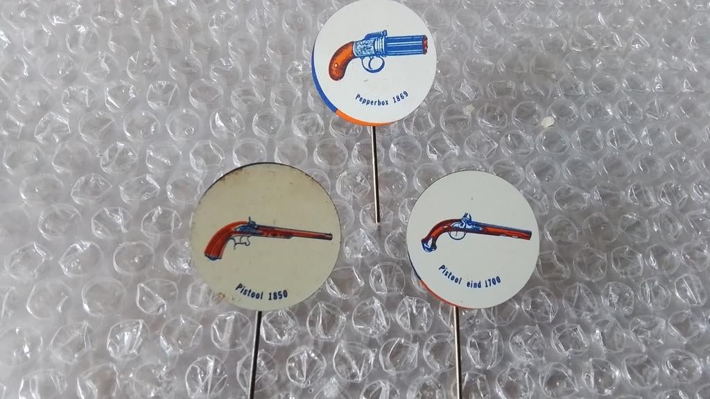 3 verschillende speldjes oude pistolen, Ophalen of Verzenden, Zo goed als nieuw, Overige onderwerpen