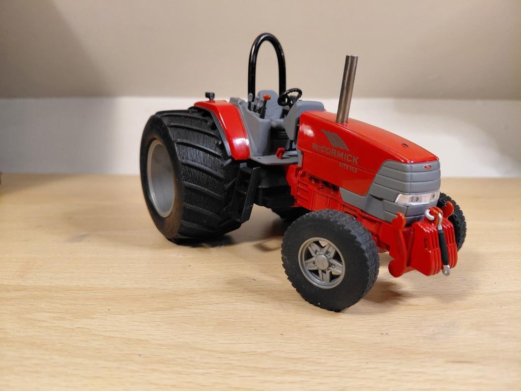 Mc cormick  Tracktor puller.  Universal hobbies., Ophalen of Verzenden, Zo goed als nieuw, Tractor of Landbouw, Universal Hobbies