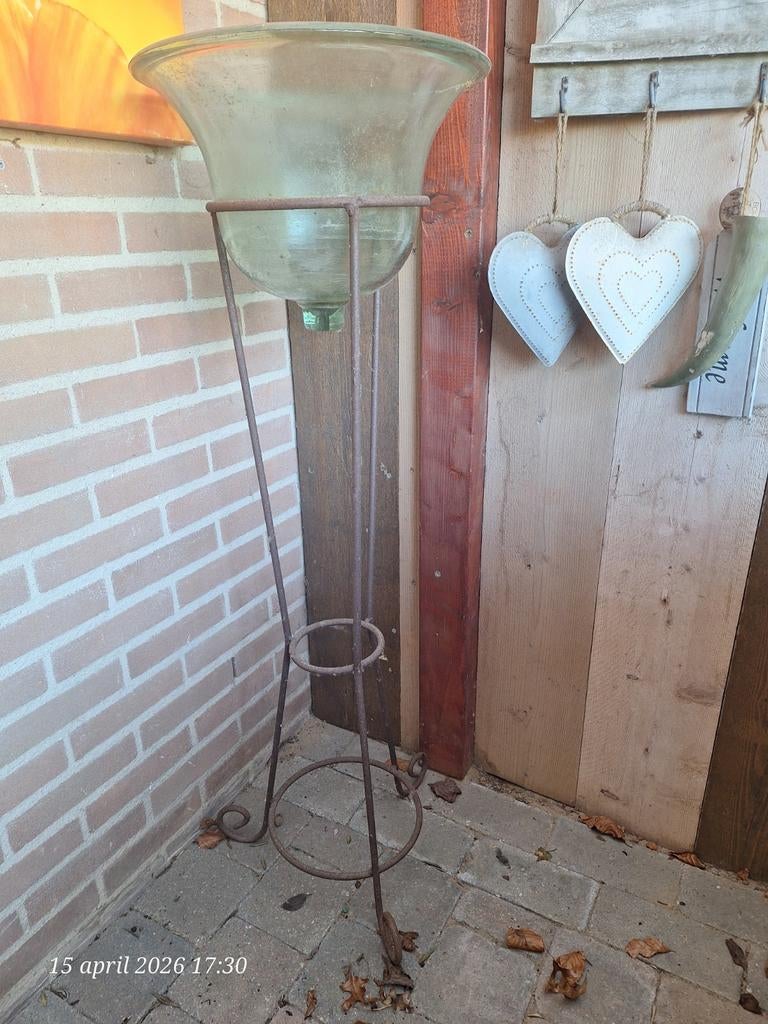 Glazen schaal op smeedijzeren standaard, Ophalen, Rond, Glas