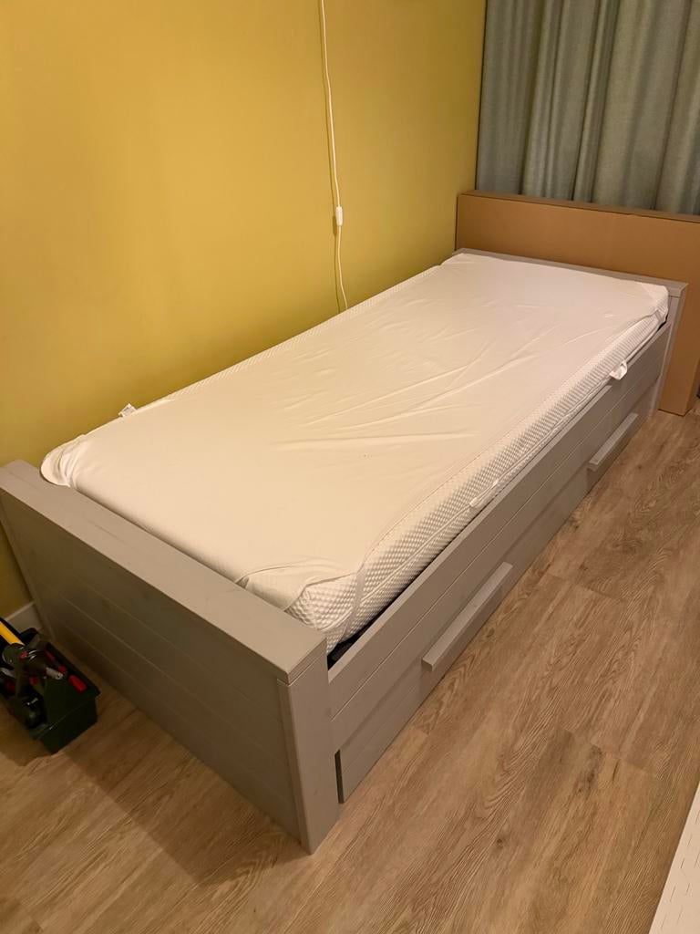 Woood Dennis bed 90x200 cm grenen geborsteld betongrijs, Ophalen, Gebruikt, 90 cm, Eenpersoons