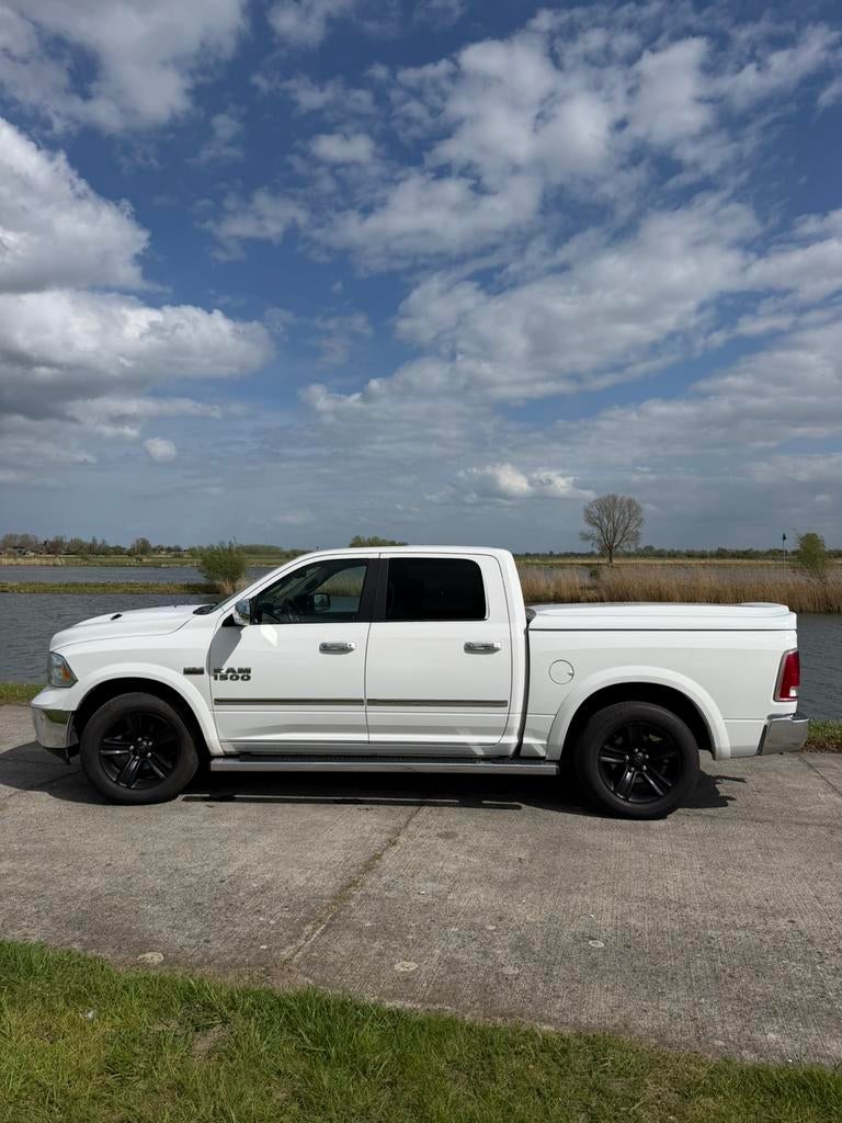 Dodge RAM 1500 laramie V8 Hemi, Auto's, Automaat, 5654 cc, Wit, Dealer onderhouden