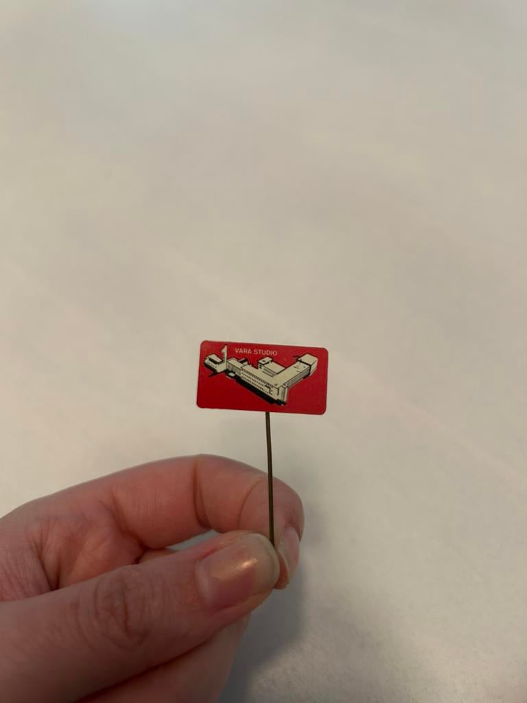 Studio VARA speldje (pin), Verzamelen, Ophalen of Verzenden, Zo goed als nieuw