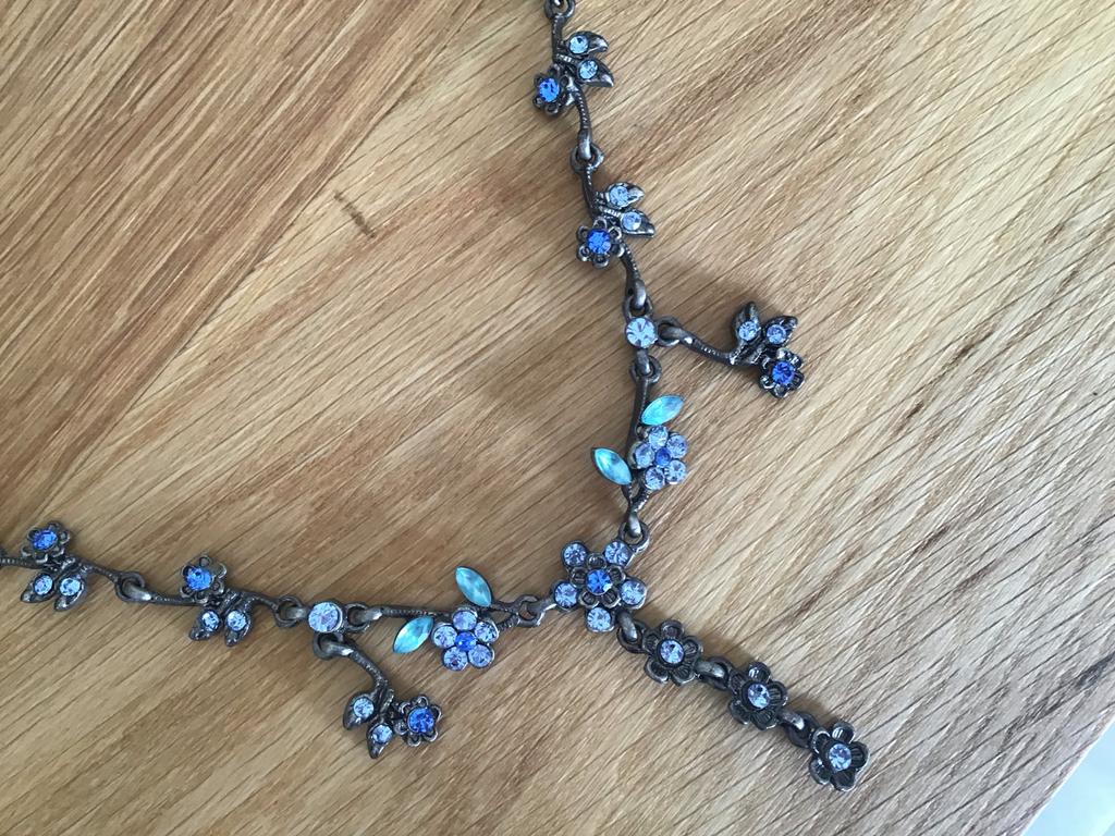 Ketting met blauwe bloemetjes en steentjes, Met kristal, Overige materialen, Gebruikt, Blauw