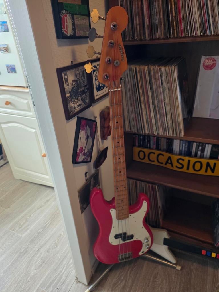 Red Fernandes Bass "the revival"with hard  case, Muziek en Instrumenten, Ophalen, Zo goed als nieuw, Elektrisch