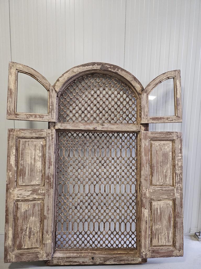 Oud houten raamwerk met metalen rooster(deuren), Ophalen