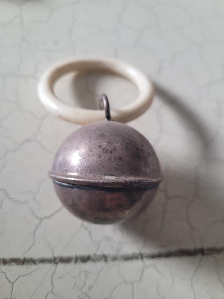 Zeer oude verzilverde bijtring met bel, Antiek en Kunst, Curiosa en Brocante, Ophalen of Verzenden