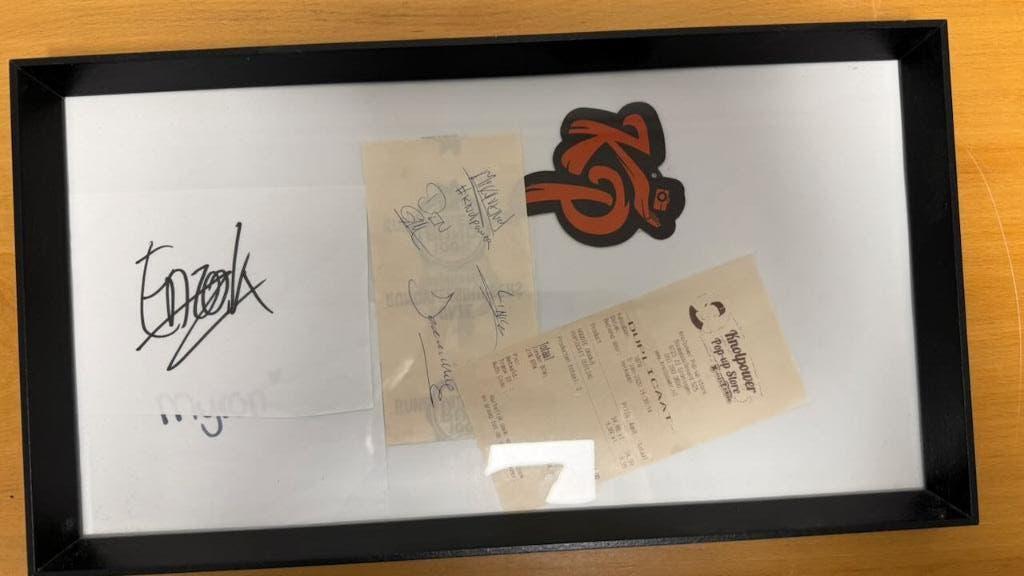 Gesigneerde kassabon Enzo Knol, Verzamelen, Posters, Zo goed als nieuw, Overige onderwerpen, A1 t/m A3, Rechthoekig Liggend, Met lijst