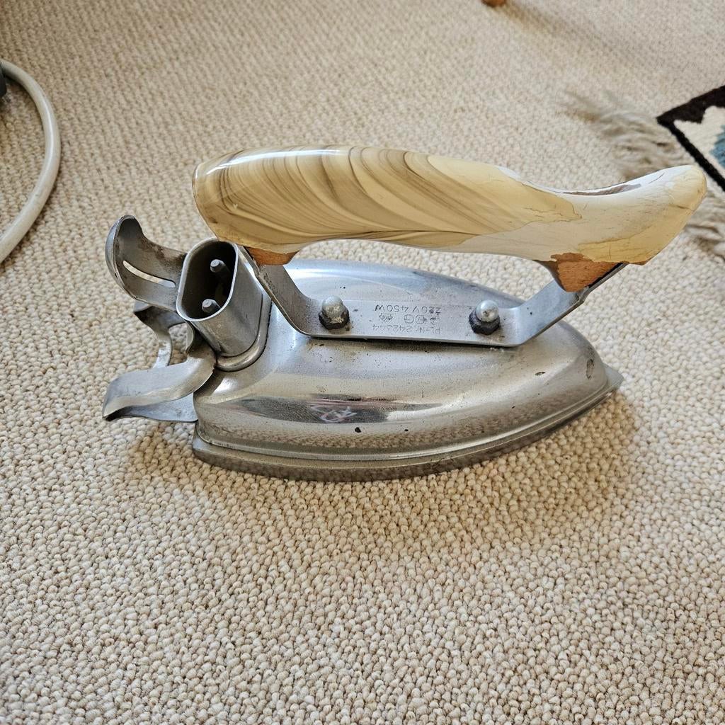 Vintage AEG Strijkijzer 220V 450W - Zwaar en Robuust, Ophalen, Gebruikt