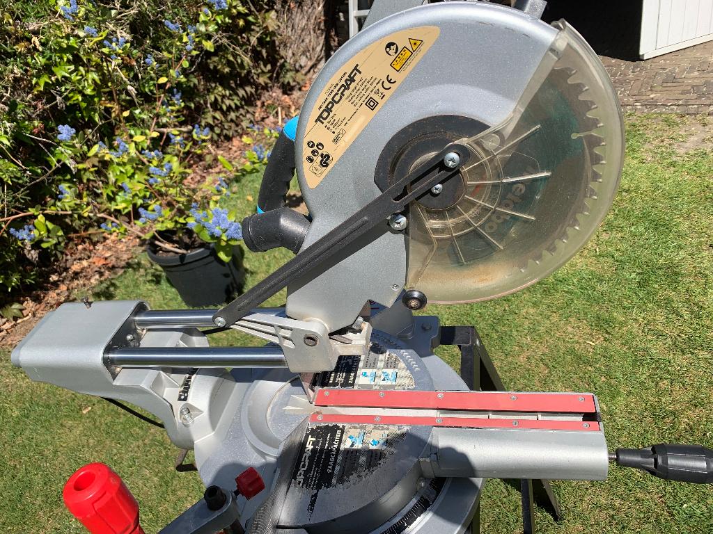 Afkortzaag op onderstel, Doe-het-zelf en Verbouw, Gereedschap | Zaagmachines, Gebruikt, Afkortzaag, 1200 watt of meer, 70 mm of meer