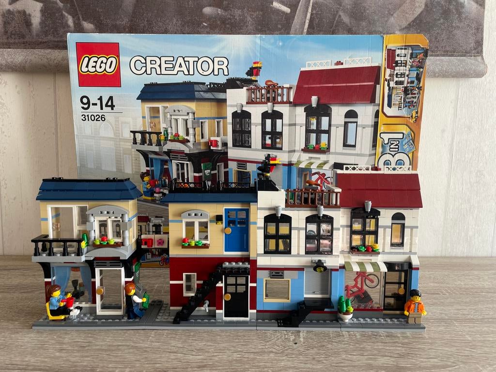 Lego Creator 31026 Fietsenwinkel & Café (mist gele auto), Gebruikt, Lego, Ophalen of Verzenden, Inclusief instructies