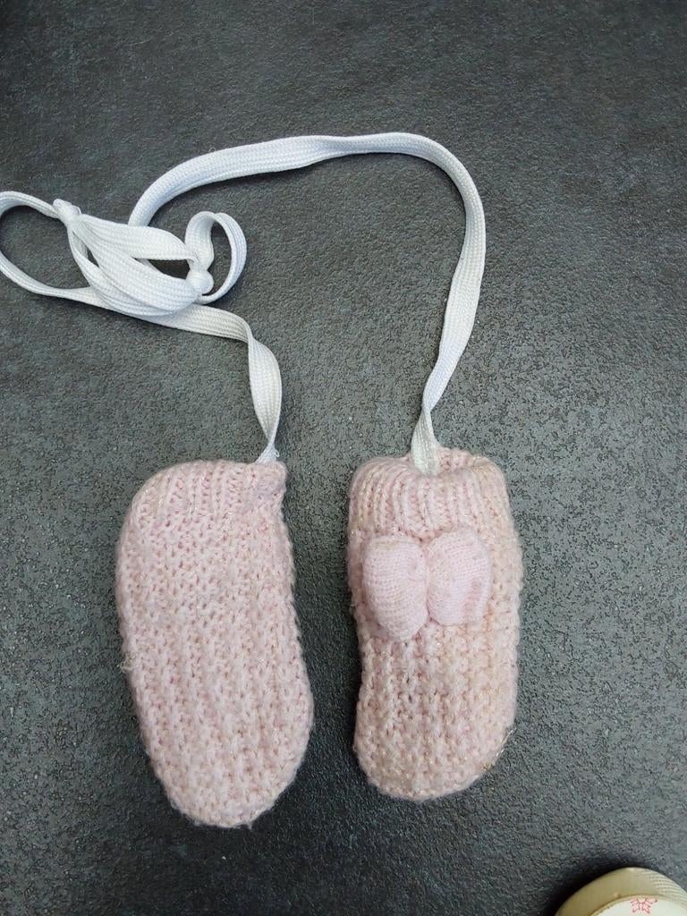 Schattige roze babyhandschoentjes met strikje, Kinderen en Baby's, Babykleding | Mutsen, Sjaals en Wanten, Ophalen, Gebruikt, Meisje
