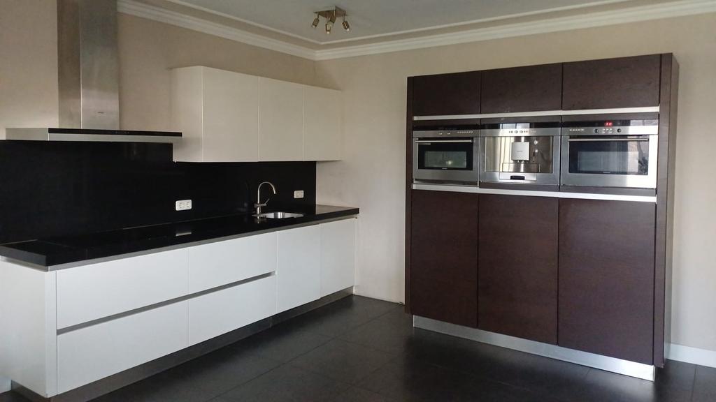 Moderne keuken met inbouwapparatuur, Ophalen, Gebruikt, Wit, Enkelwandige keuken