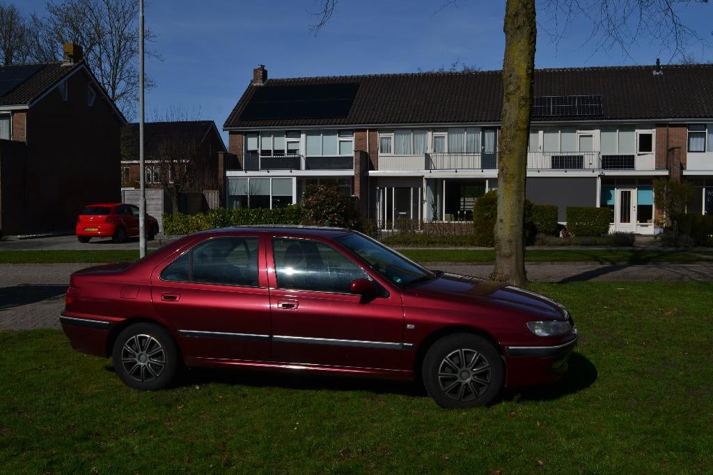 Peugeot 406 1.8 16V XT 2001 Rood, Auto's, Peugeot, Stof, Zwart, 4 cilinders, 1290 kg