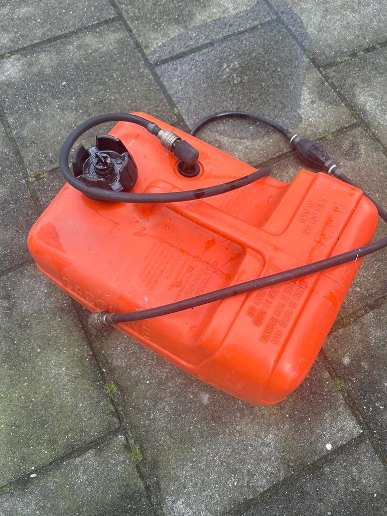 Suzuki Gastank 12 liter met slang, Watersport en Boten, Accessoires en Onderhoud, Ophalen of Verzenden, Gebruikt, Motor en Techniek