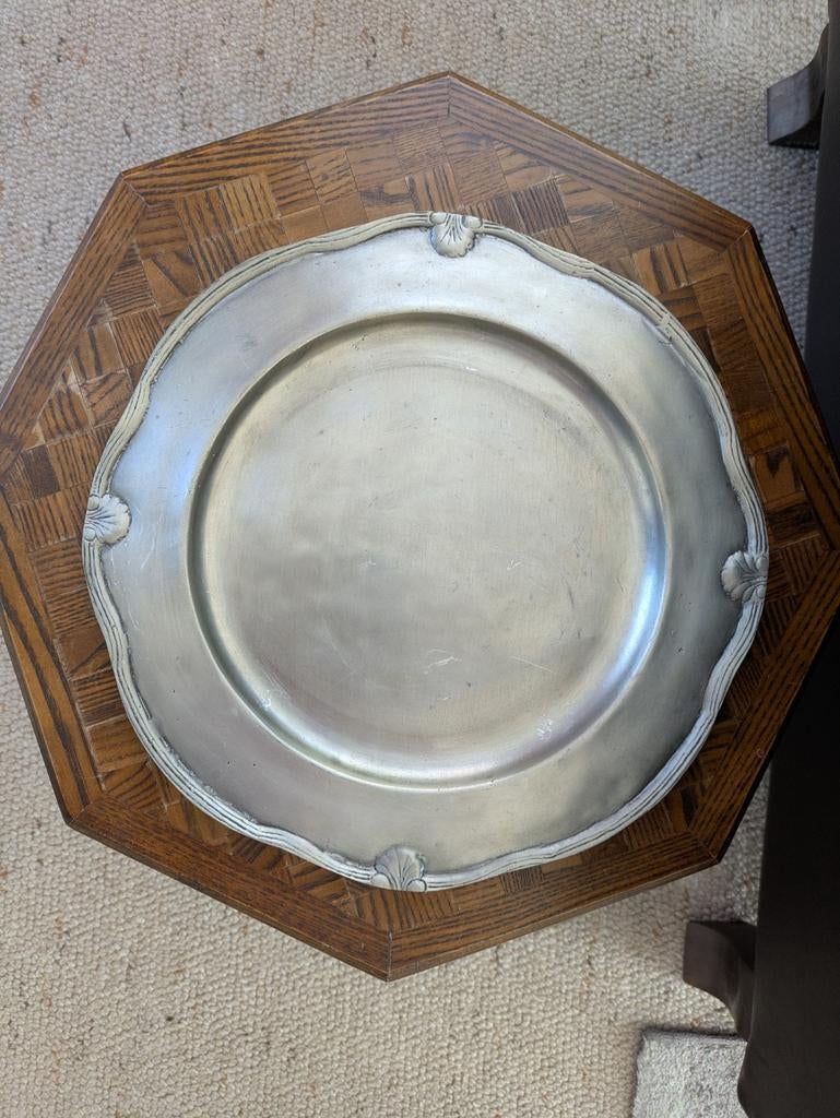 Antiek tinnen bord met decoratieve rand, Ophalen of Verzenden