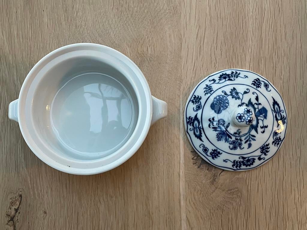Blue Danube dekschaal 12 cm. met deksel, Antiek en Kunst, Antiek | Servies los, Ophalen of Verzenden