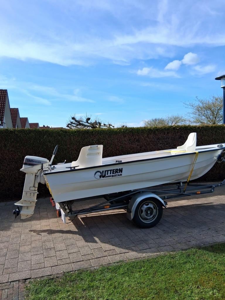 Zeer mooie complete visboot. Op een zeer goede trailer, 10 tot 30 pk, Ophalen of Verzenden, 3 tot 6 meter, Buitenboordmotor