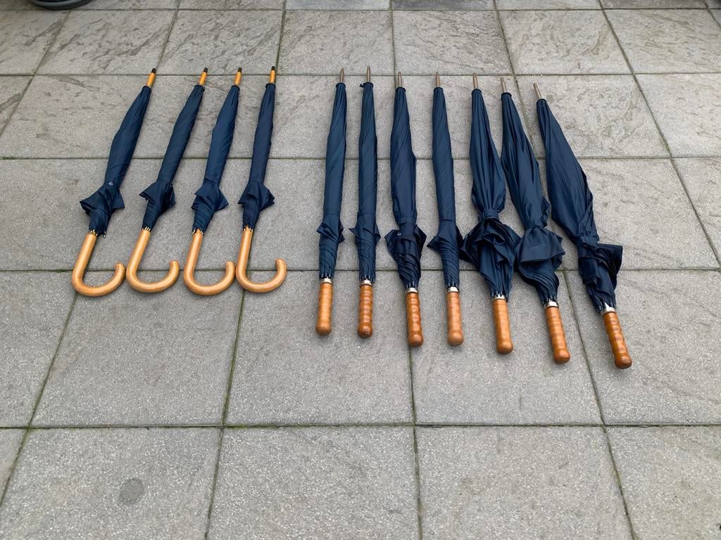 7 grote en 4 kleine paraplu’s, Ophalen, Zo goed als nieuw, Blauw