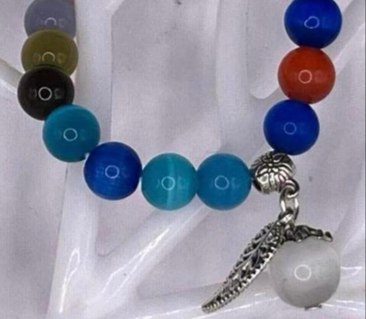 Vrolijke Parelachtige Gekleurde Armband met Veren Bedeltje, Overige materialen, Overige kleuren, Nieuw, Ophalen of Verzenden