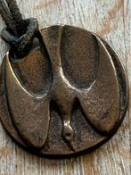 Messing oude vredesduif hanger aan leren koord, Ophalen of Verzenden, Zo goed als nieuw, Overige materialen