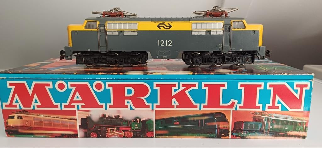 Märklin 3055.1 locomotief 1212 *gedeelde roosters - *uniek*, Hobby en Vrije tijd, Modeltreinen | H0, Locomotief, Wisselstroom