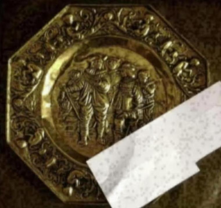 Geel koperen bord met relief mannen, jagers midden; 35 * 35, Ophalen of Verzenden, Koper