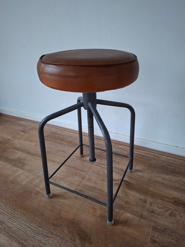 Draaikruk met leren zitting., Ophalen, In hoogte verstelbaar, Gebruikt, IJzer