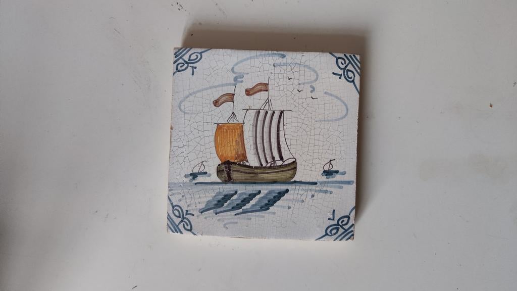 Antieke Delfts Blauwe tegel met schip en randdecoratie, Ophalen of Verzenden