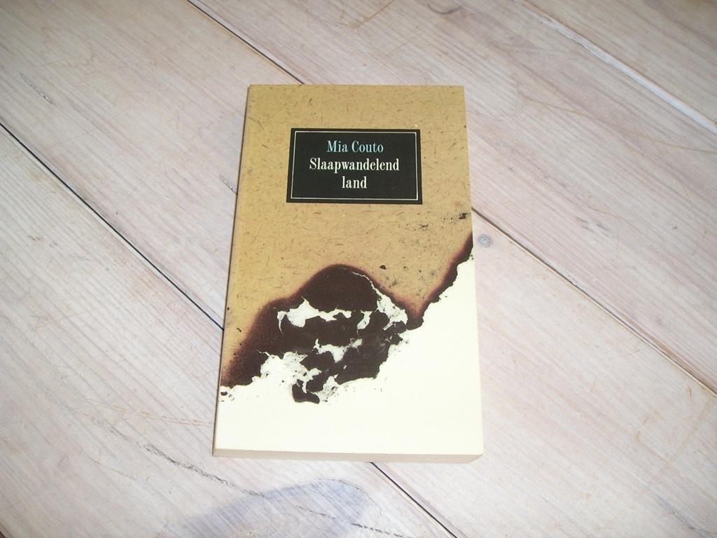 Mia Couto - Slaapwandelend land, Ophalen of Verzenden, Gelezen, Mia Couto