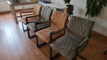 Eetkamerstoelen in 2 kleuren beschikbaar voor biedingen