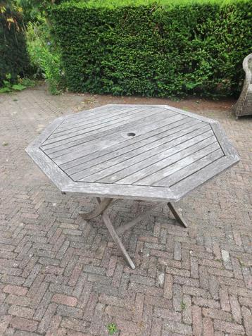 Hardhouten Tuintafel beschikbaar voor biedingen