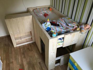 Stoere hoogslaper met speelruimte beschikbaar voor biedingen