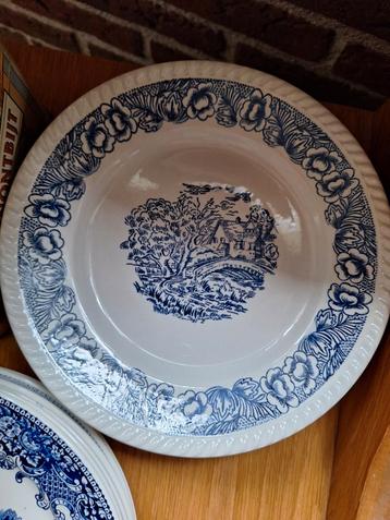 Vintage borden met blauw decor beschikbaar voor biedingen