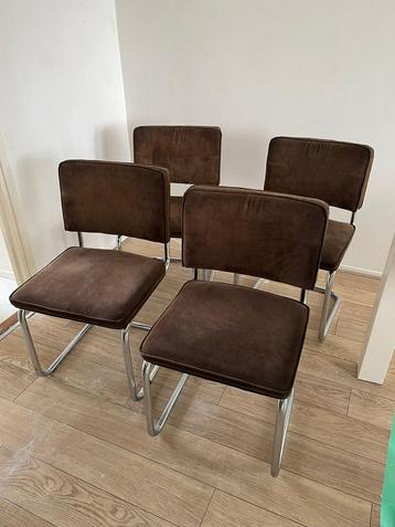 Vier stijlvolle vintage stoelen beschikbaar voor biedingen