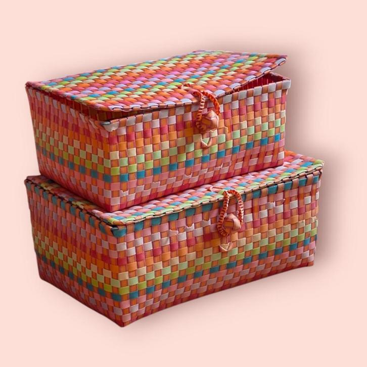 2 grote kleurrijke gevlochten opbergmanden, Huis en Inrichting, Woonaccessoires | Schalen en Manden, Gebruikt, Mand, Rechthoekig