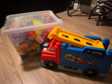Megabloks Race Truck + doos met losse stenen beschikbaar voor biedingen