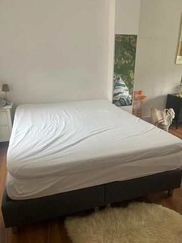 Super tweepersoonsbed met topper beschikbaar voor biedingen