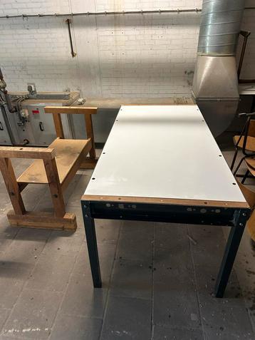 Werkbank met metalen frame beschikbaar voor biedingen