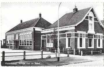 Pieterburen, School met de Bijbel beschikbaar voor biedingen