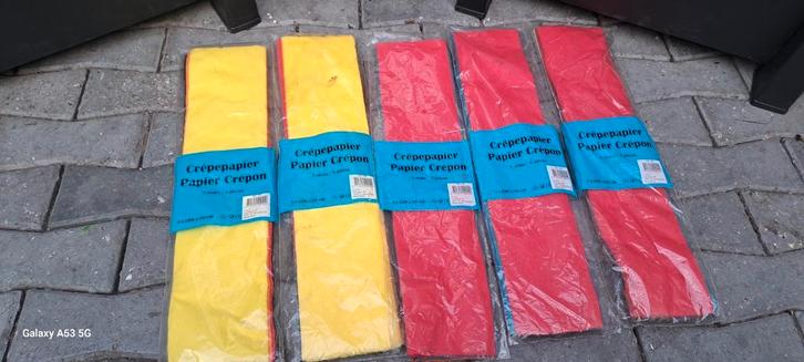 Te koop 5 dikke pakken met verschillende kleuren crepapier, Hobby en Vrije tijd, Knutselen, Nieuw, Materiaal, Ophalen of Verzenden