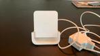 Stijlvolle Logitech staande draadloze oplader in wit, Ophalen of Verzenden, Zo goed als nieuw, Apple iPhone