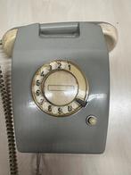 Vintage Grijze Wandtelefoon met Draaischijf, Antiek en Kunst, Ophalen of Verzenden
