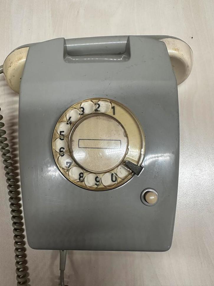Vintage Grijze Wandtelefoon met Draaischijf, Antiek en Kunst, Antiek | Tv's en Audio, Ophalen of Verzenden