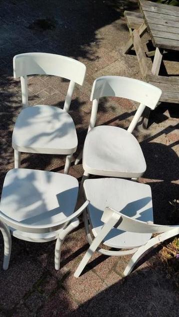 4 eettafel stoelen oud maar goed beschikbaar voor biedingen