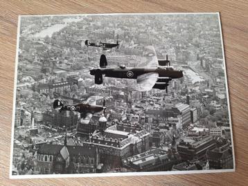 Foto militaire vliegtuigen boven Amsterdam beschikbaar voor biedingen