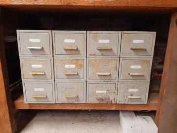 Lades voor onder de werkbank. beschikbaar voor biedingen