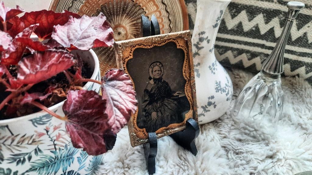 Ambrotype (foto op glas) van oude vrouw met muts, circa 1860, Gebruikt, Foto, Klederdracht, Ophalen of Verzenden