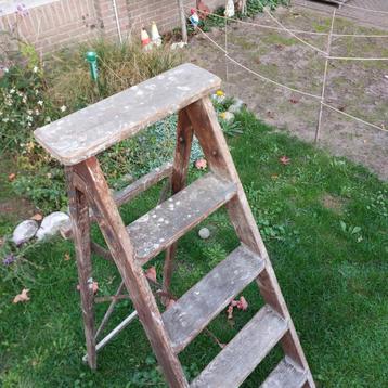 Oude Houten Schilderstrap beschikbaar voor biedingen